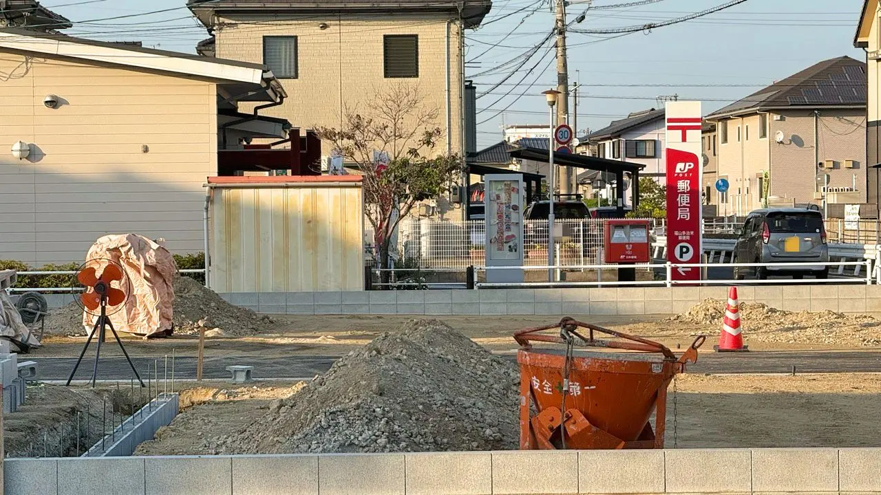 「福山多治米 郵便局」の隣